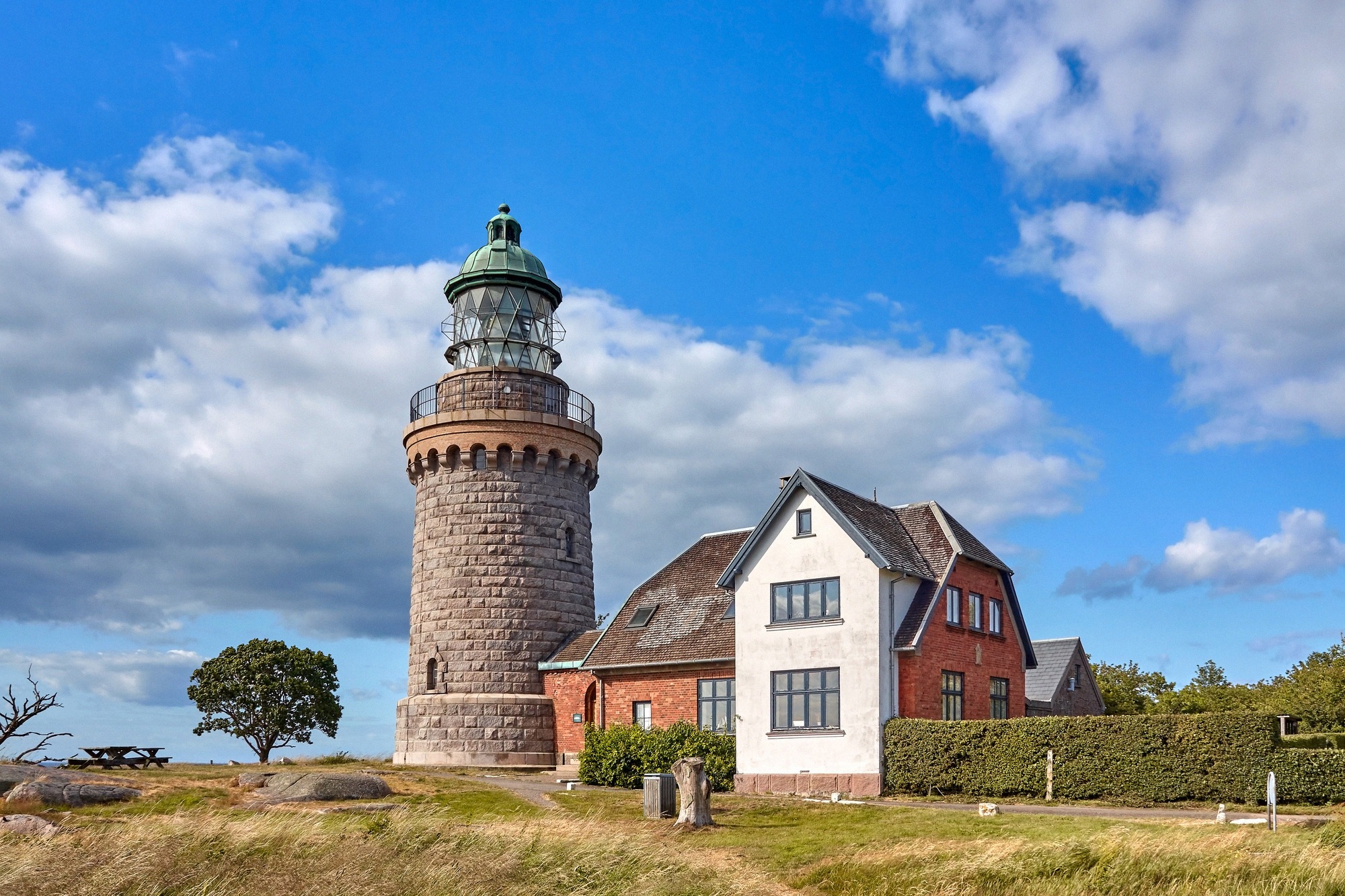 Der stillgelegte Hammeren Leuchtturm auf der Hammeren-Halbinsel mit charakteristischer Wohnstätte.